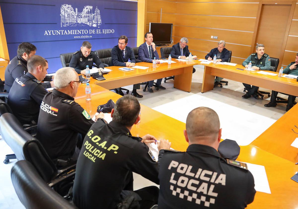 Cerca De Agentes De Polic A Local Y De Protecci N Civil Velar N